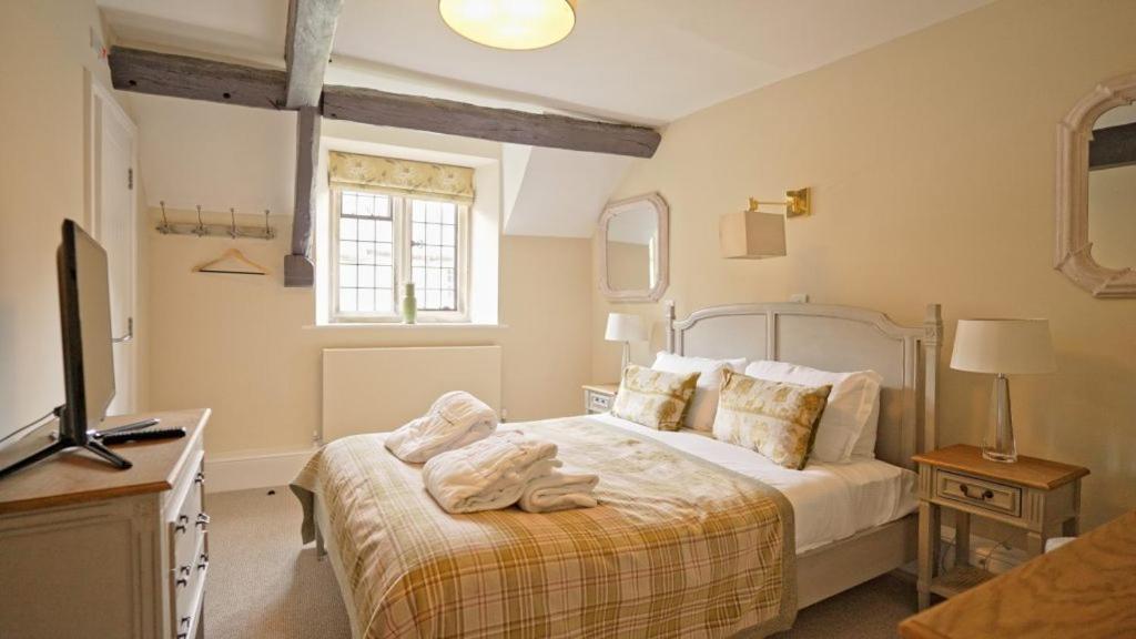 The Crown At Shipton Hotel